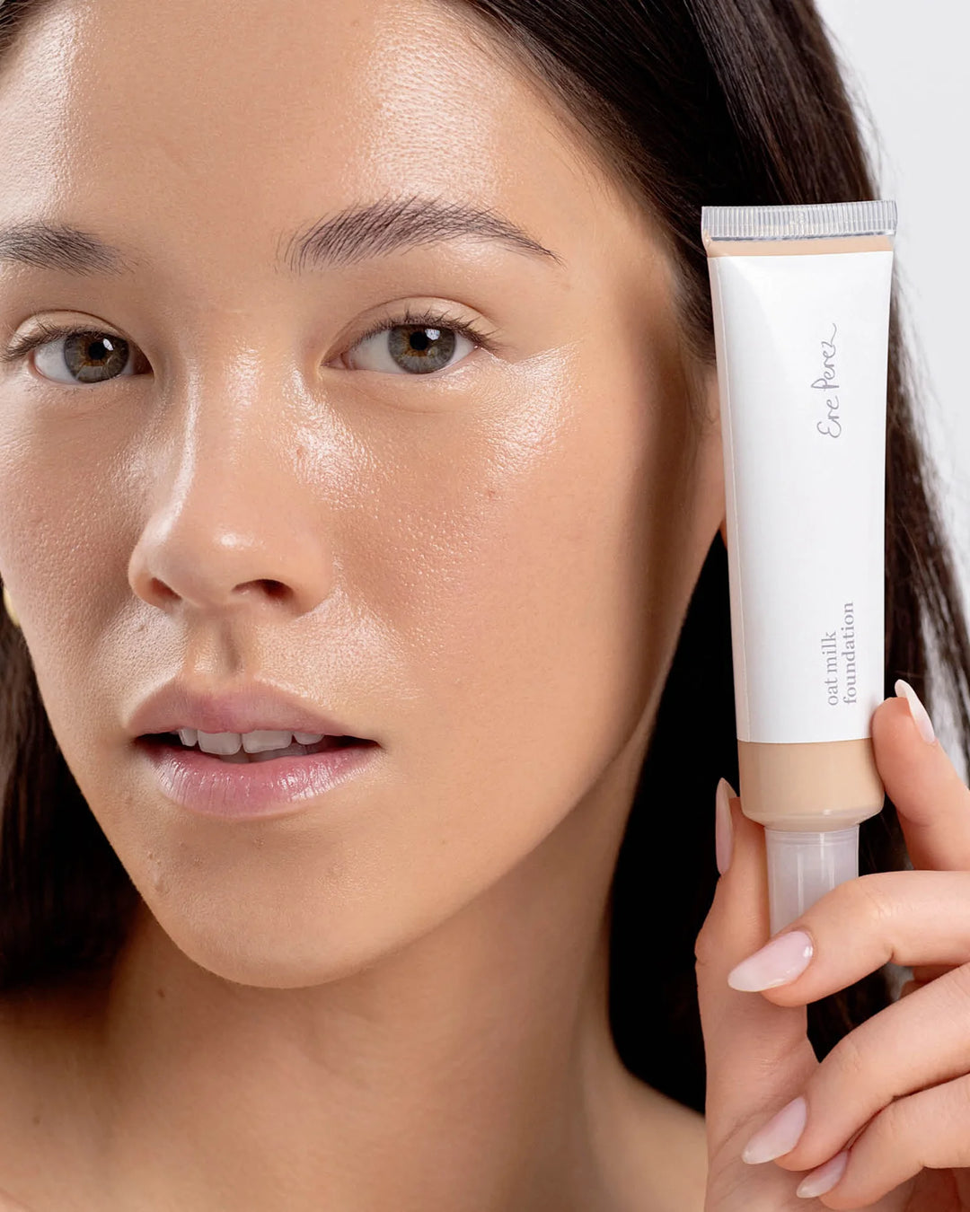 Oat Milk Foundation Honey Malt geschminktes Gesicht