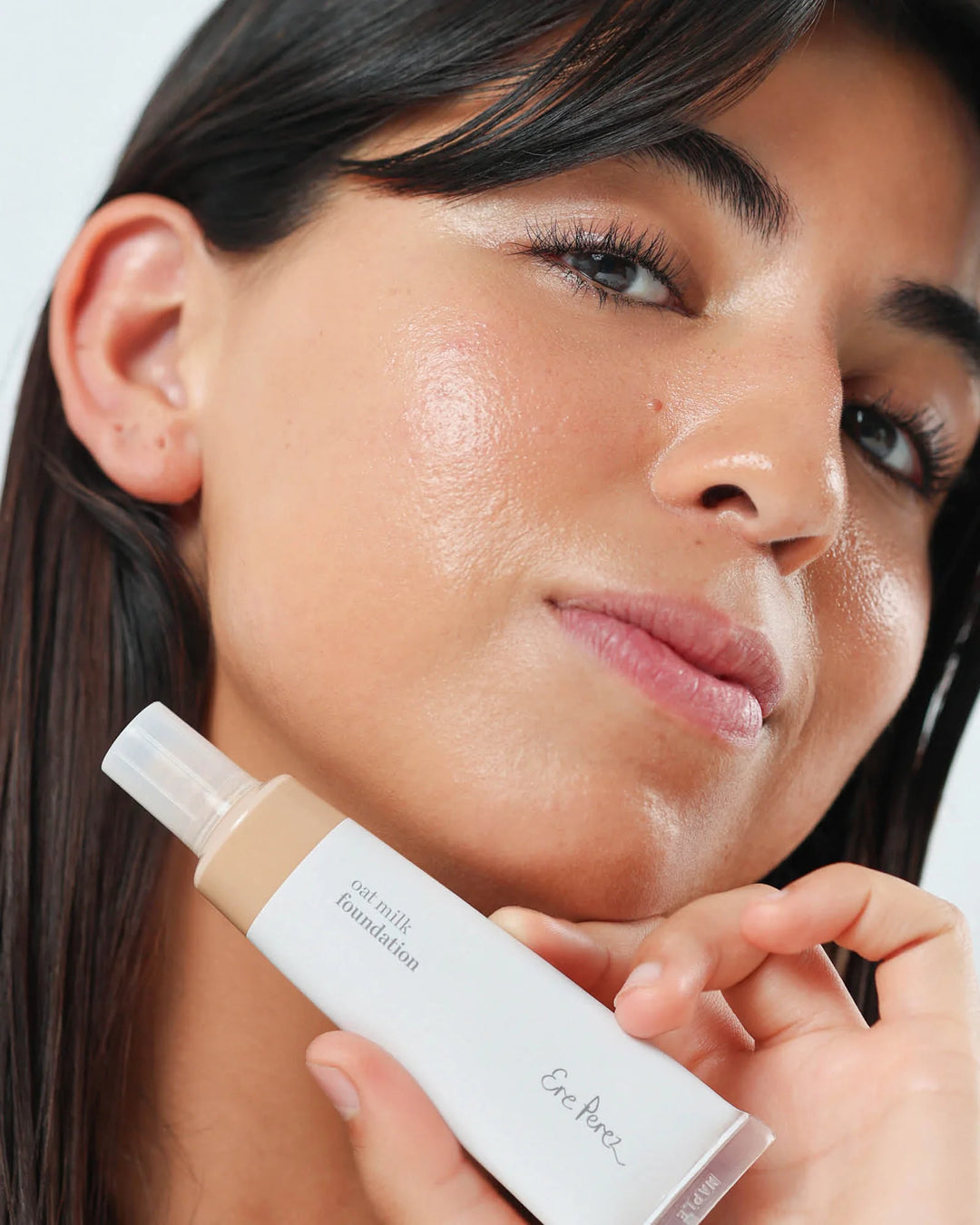 Oat Milk Foundation Maple geschminktes Model