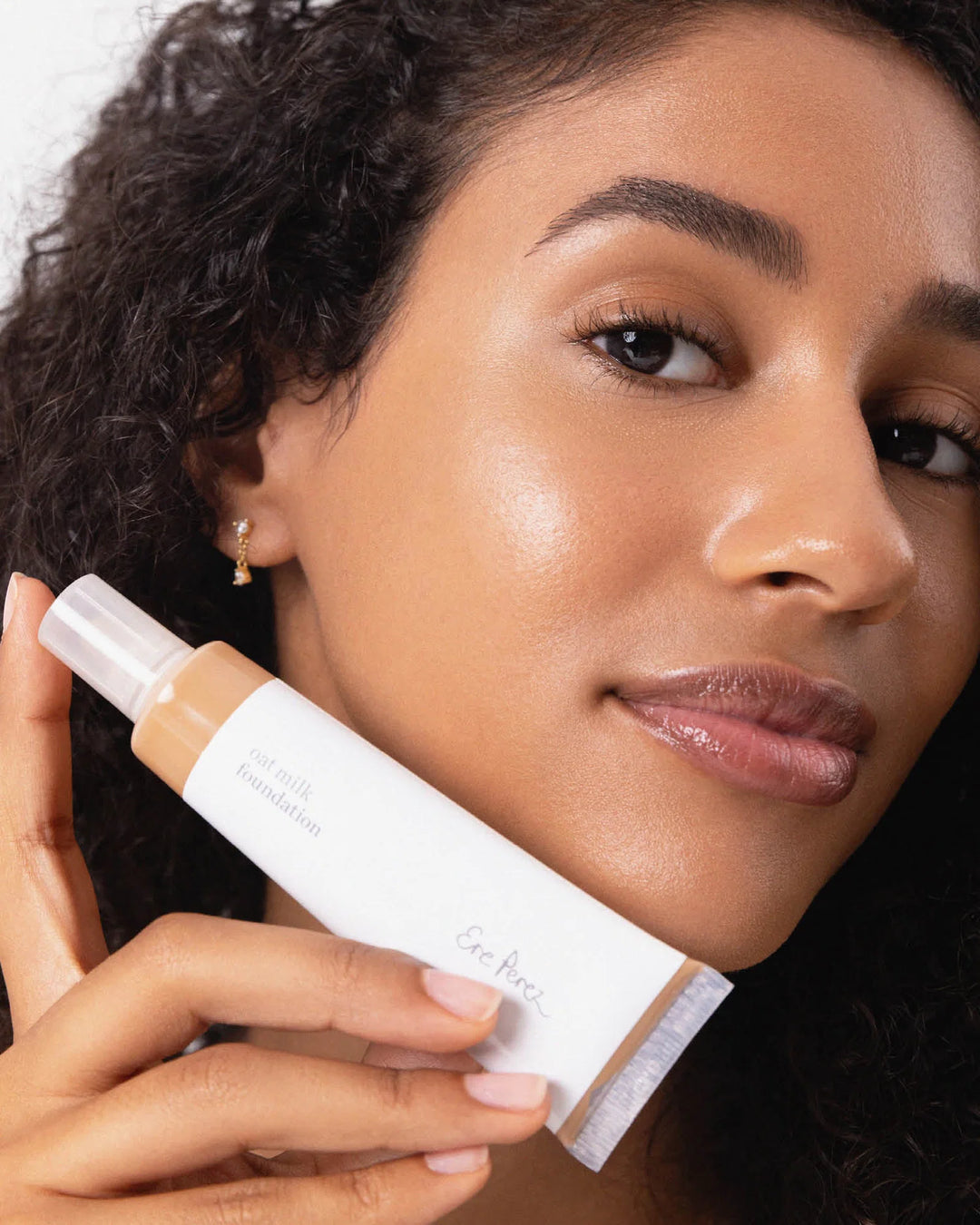 Oat Milk Foundation Pecan geschminktes Model