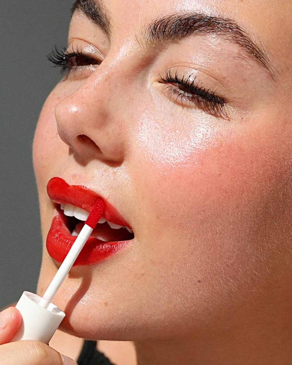 Ere Perez Beetroot Cheek & Lip Tint Joy auf Lippen