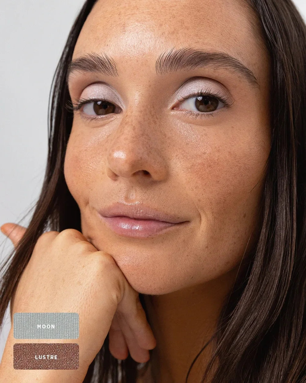 Natürliches Augen-Make-up mit dezentem Perlglanz aus der Ere Perez Chamomile Eye Palette Light Shimmer