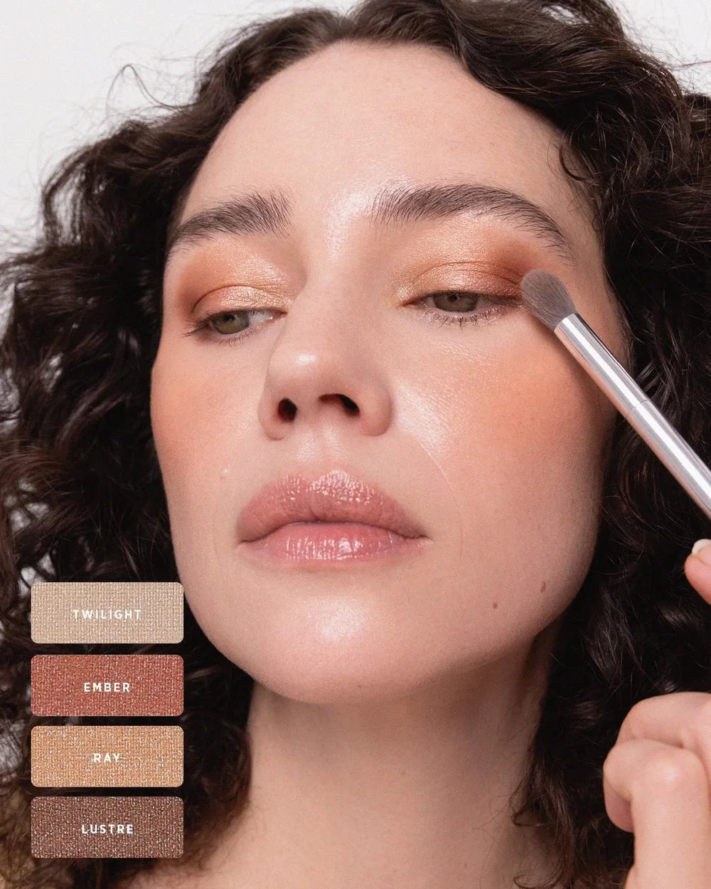 Auftragen der Ere Perez Light Shimmer Lidschatten mit einem Pinsel auf das bewegliche Augenlid