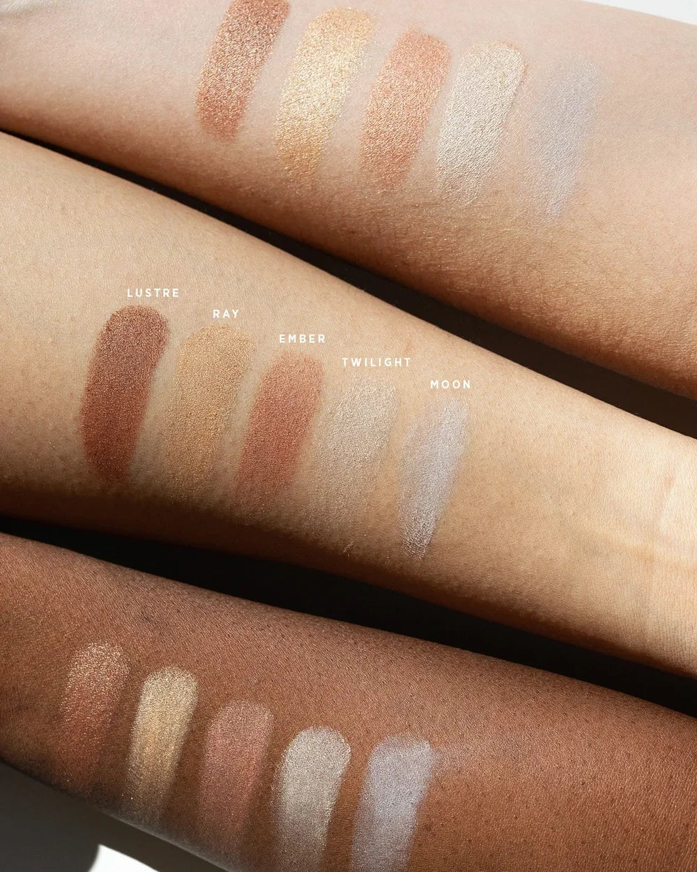 Farbswatches der Ere Perez Light Shimmer Palette auf verschiedenen Hauttönen – von hellem Perlmutt bis warmem Bronze