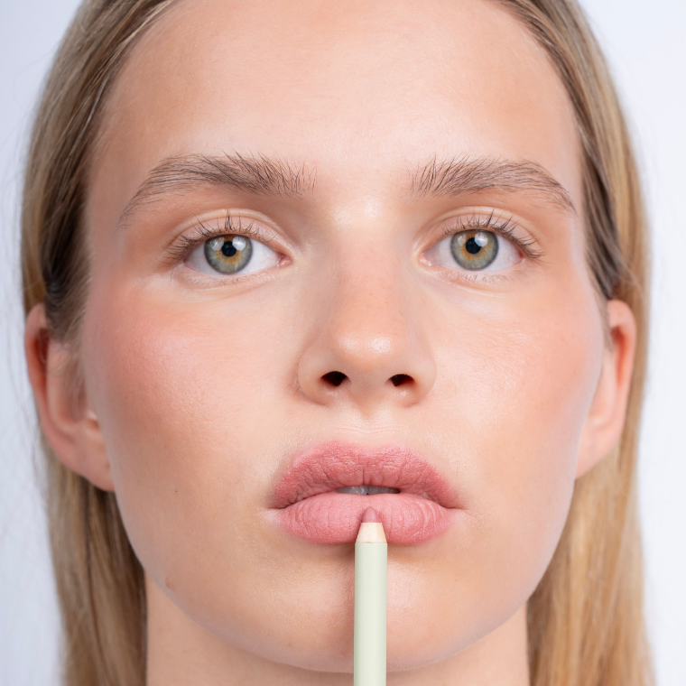 Milky Tulip von Pure U - aufgretragen auf Lippen, Model im Portrait