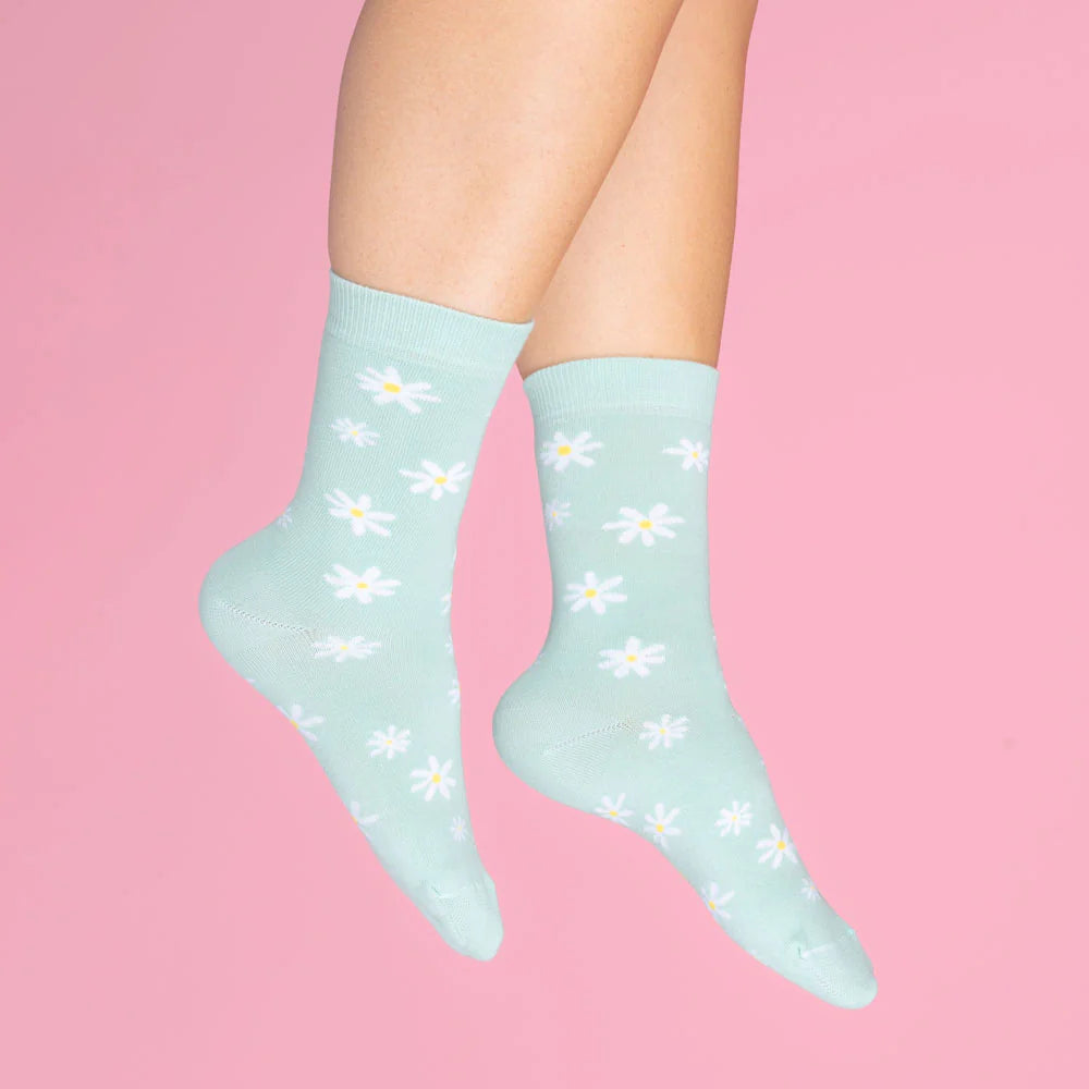 Daisy Socks von Coucou Suzette - getragen vor rosa Hintergrund