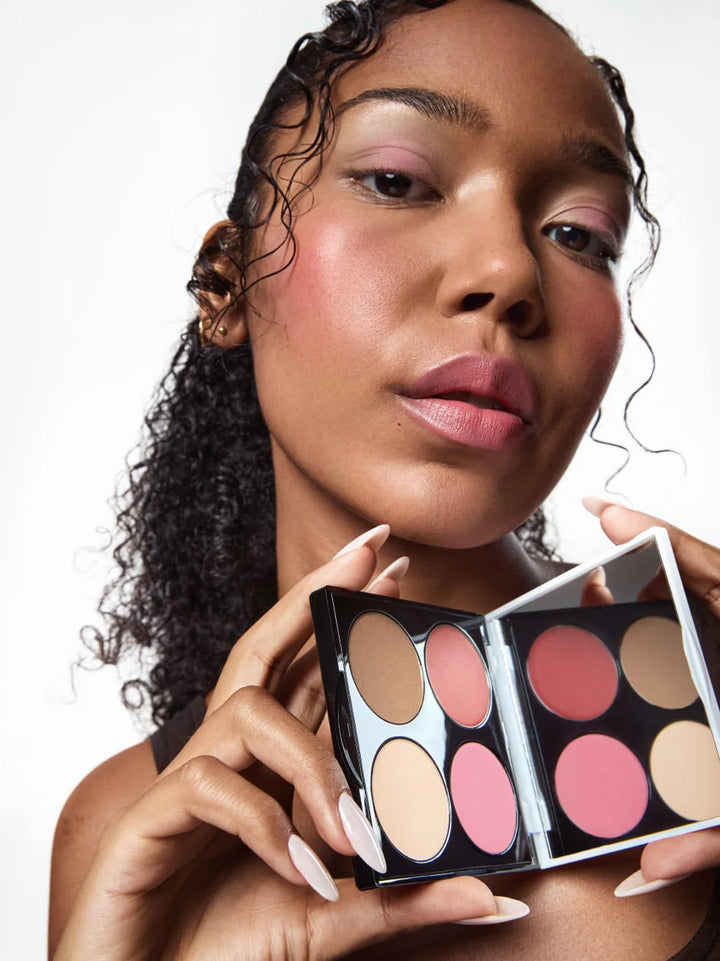 Model mit UND GRETEL Face Palette The Flirt und softem Make-up in Rosé- und Neutralnuancen