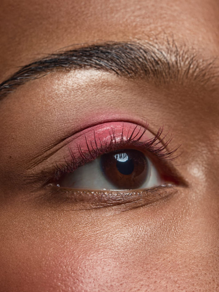 Augen-Make-up mit roséfarbenem Lidschatten aus der UND GRETEL Face Palette The Flirt