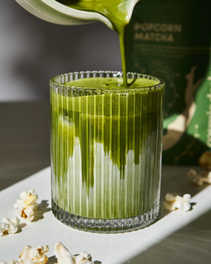 Iced Popcorn Matcha Latte von Cosmic Dealer mit cremigem Milchschaum