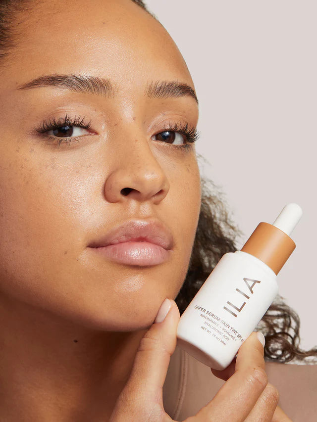 ILIA Super Serum Skin Tint Porto Ferro ST10 auf mittlerem Hautton mit neutralem Unterton