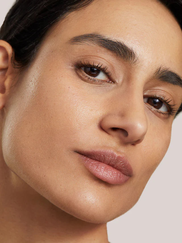 ILIA Super Serum Skin Tint Morgat ST11.5 auf mittlerem Hautton mit olivfarbenem Unterton