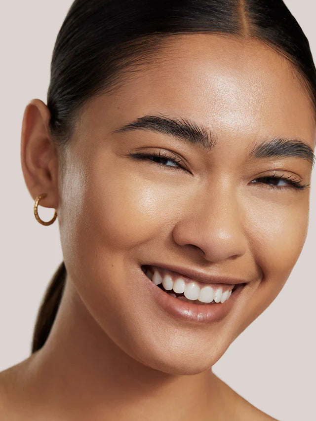 ILIA Super Serum Skin Tint Matira ST11 auf mittlerem Hautton mit kühlem Unterton