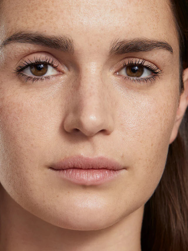 ILIA Super Serum Skin Tint Sombrio ST2.5 auf sehr heller Haut mit olivfarbenem Unterton