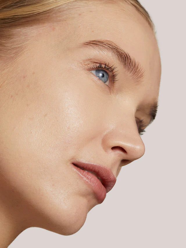 ILIA Super Serum Skin Tint Tulum ST2 auf sehr heller Haut mit warmem Unterton