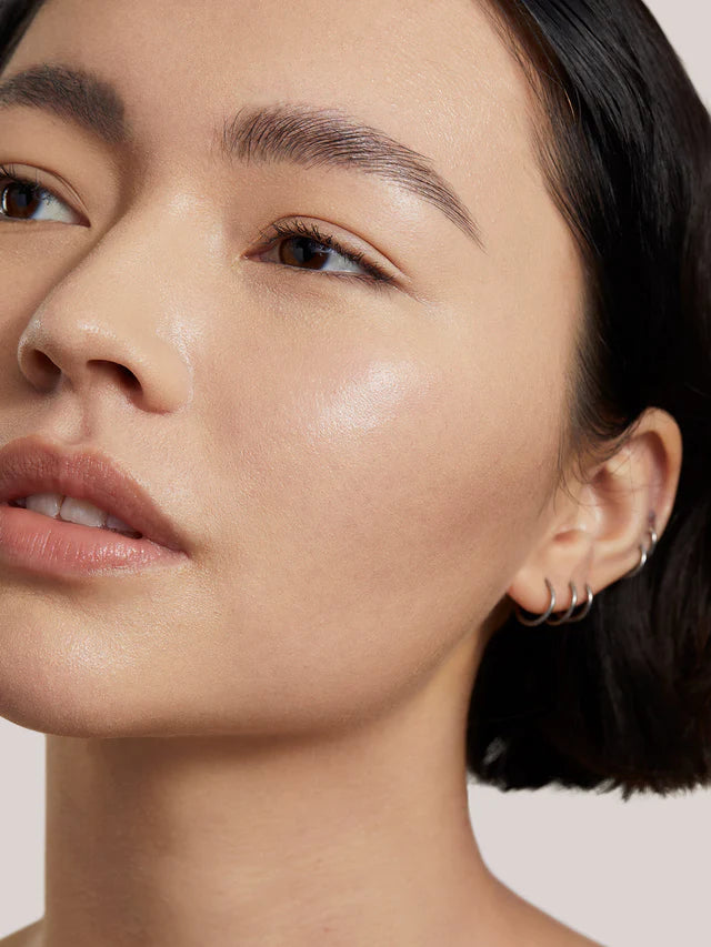 ILIA Super Serum Skin Tint Balos ST3 auf sehr heller Haut mit kühlem Unterton