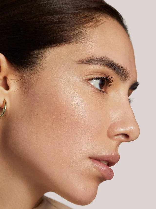ILIA Super Serum Skin Tint Kai ST6.5 auf hellem bis mittlerem Hautton