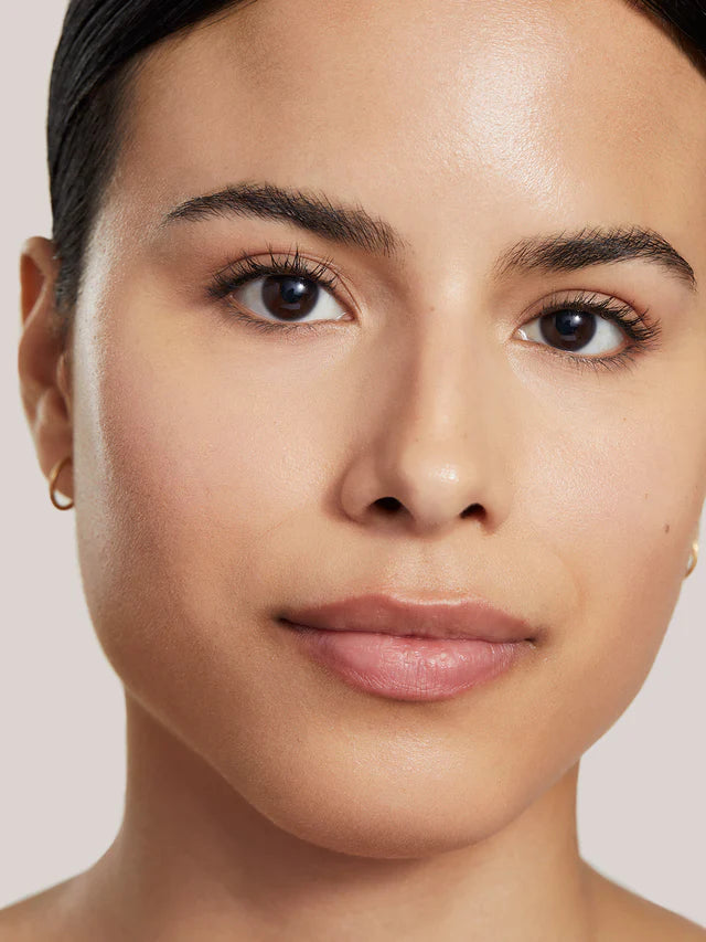 ILIA Super Serum Skin Tint Ora ST6 auf heller Haut mit warmem Unterton