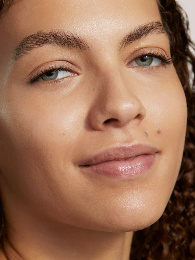 ILIA Super Serum Skin Tint Diaz ST7 auf hellem bis mittlerem Hautton