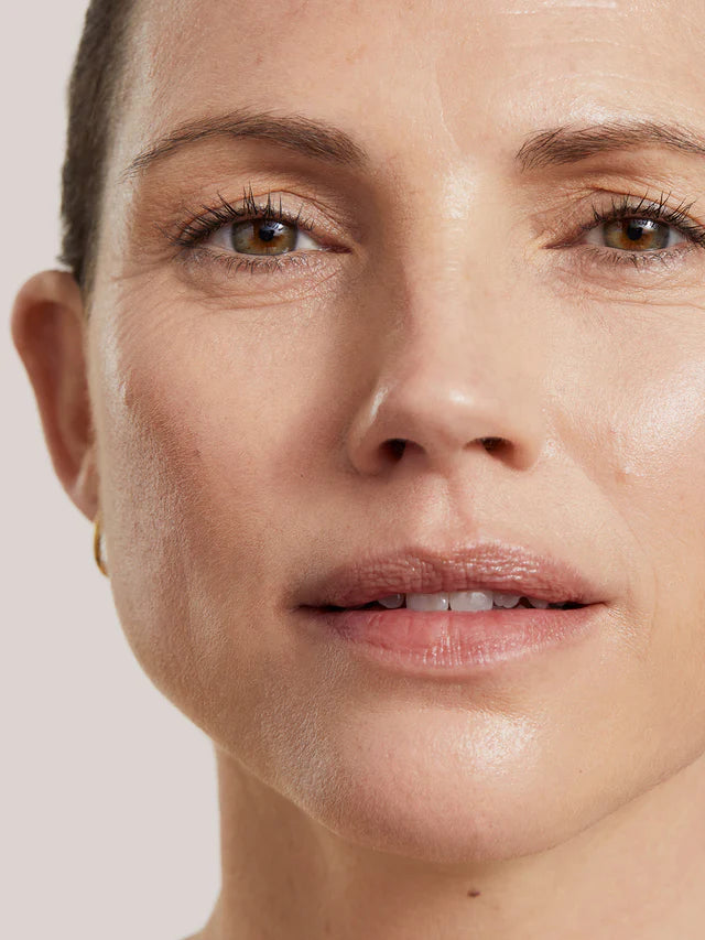 ILIA Super Serum Skin Tint Shela ST8 auf hellem bis mittlerem Hautton