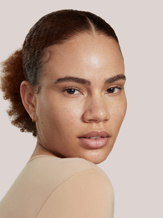 ILIA Super Serum Skin Tint Baikal ST9.5 auf mittlerem Hautton mit warmem Unterton