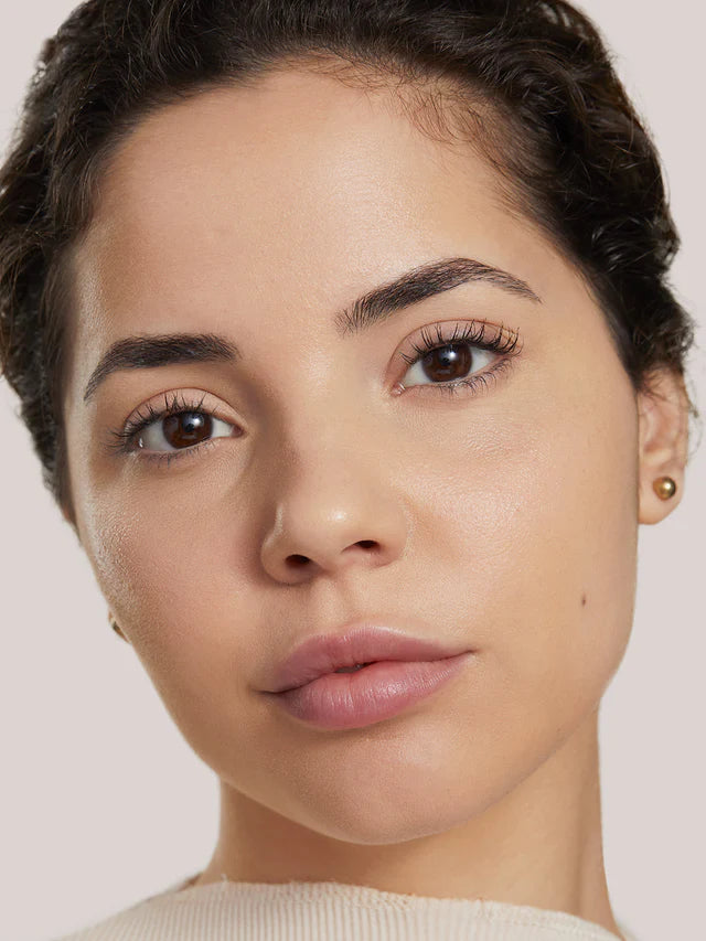 ILIA Super Serum Skin Tint Paloma ST9 auf mittlerem Hautton mit neutralem Unterton