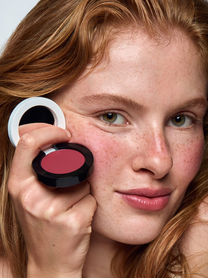 Imbe Eye & Cheeck Refill - Ruby Red 05 - Model mit Farbe und Refill-Case