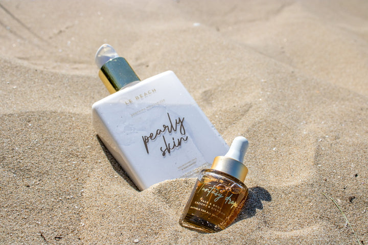 Escena de playa con crema hidratante calmante para la piel nacarada