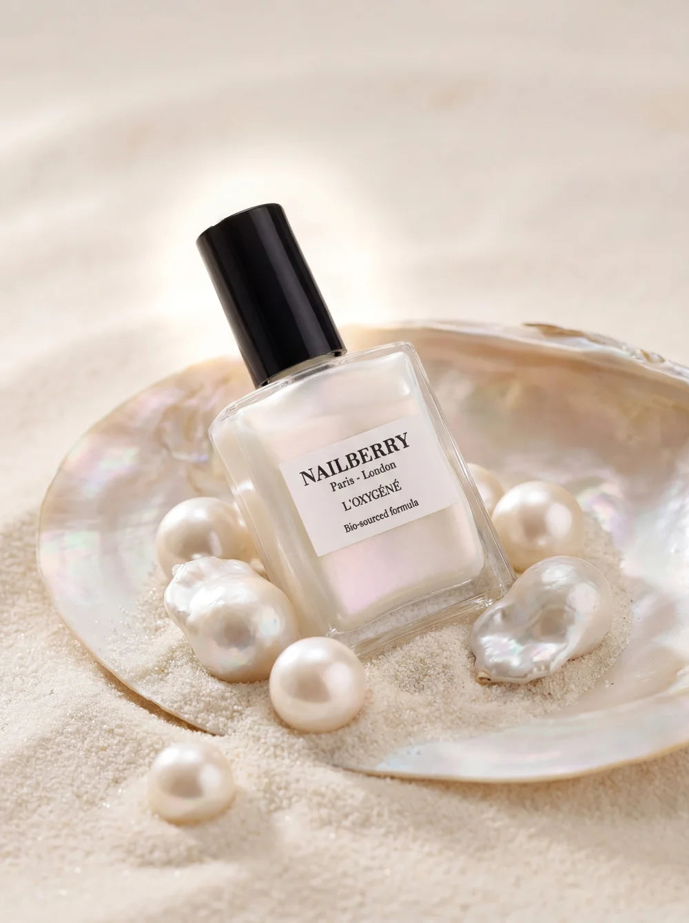 Nailberry Inner Glow Nagellack zwischen Perlen und Muscheln