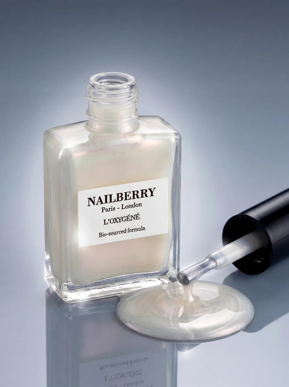 Nailberry Inner Glow mit perlig-weißem Schimmer aufgetragen