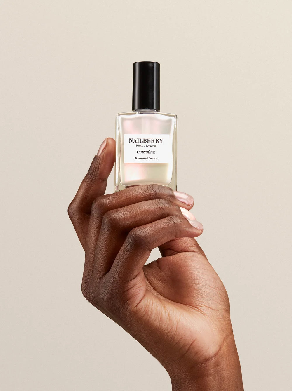 Nailberry Inner Glow Nagellack auf dunklerem Hautton präsentiert