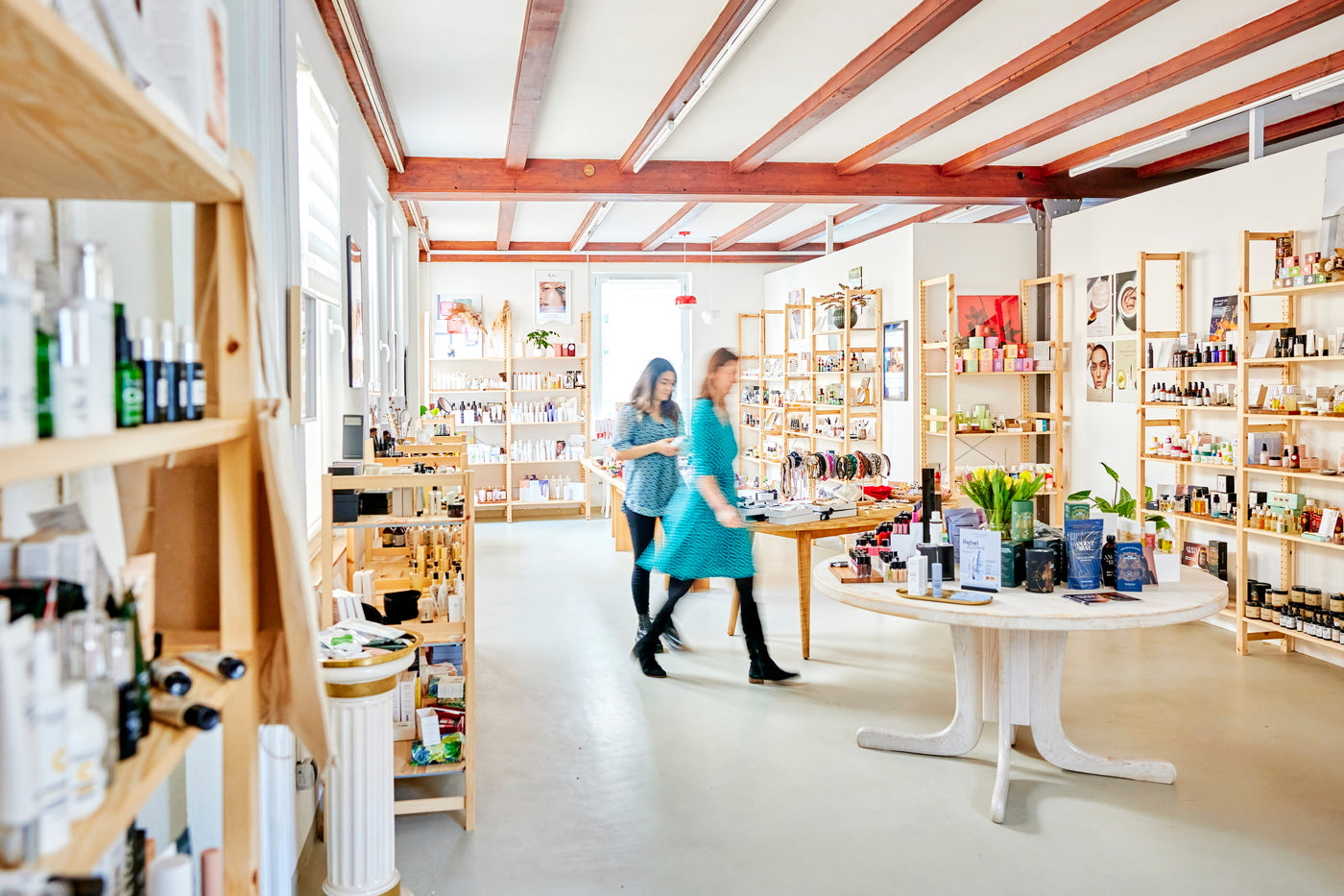 Blanda Beauty Store in Reutlingen - Innenraum mit Gründerin Julia Kitschenberg