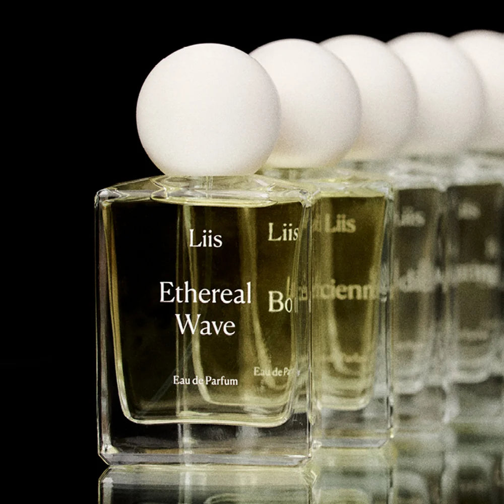 Liis Ethereal Wave Eau de Parfum Flakons im stimmungsvollen Licht
