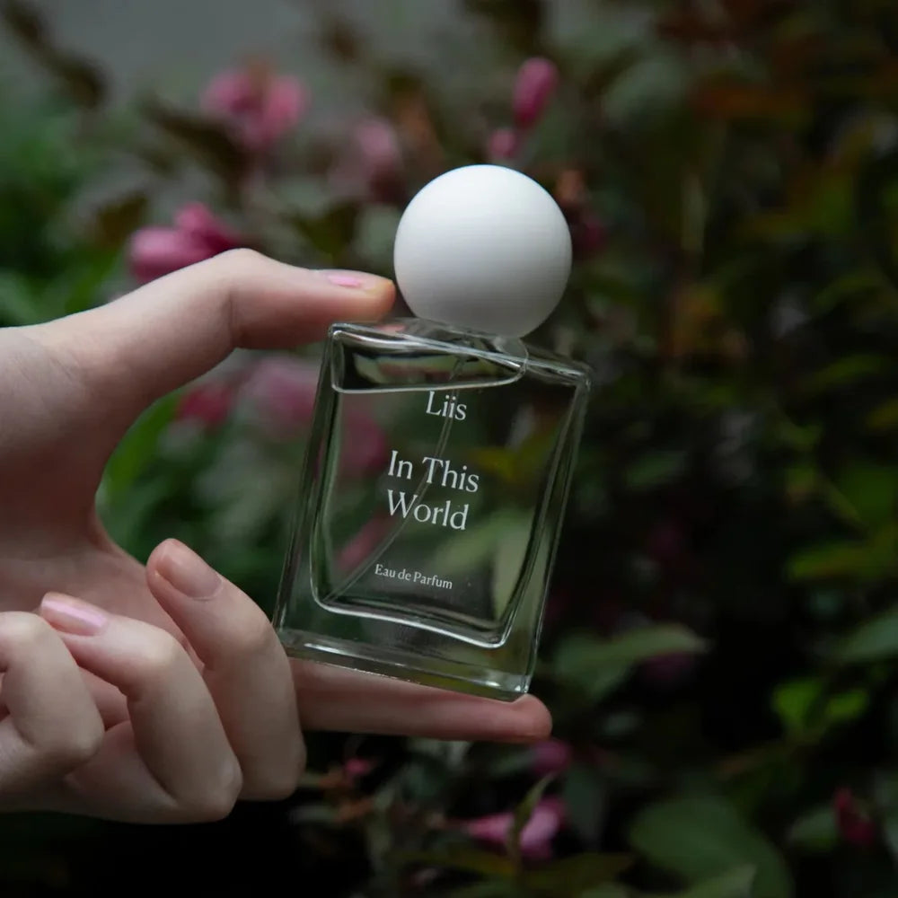 Liis In This World Eau de Parfum Flakon in der Hand gehalten