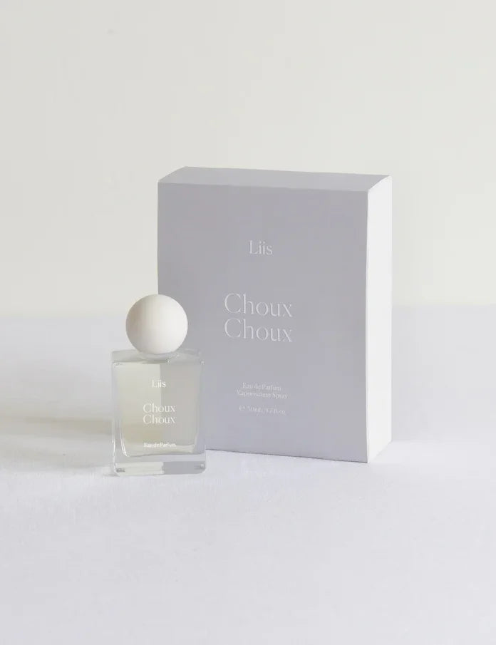 Liis Choux Choux Eau de Parfum Flakon mit Verpackung vor hellem Hintergrund
