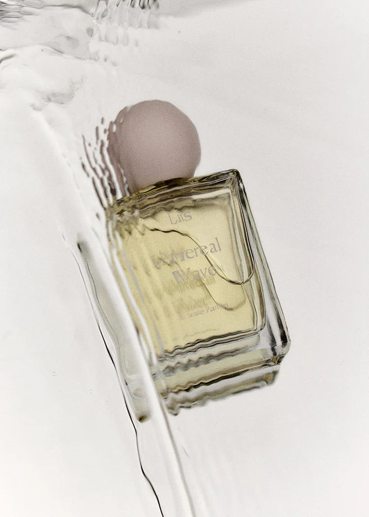 Liis Ethereal Wave Eau de Parfum Flakon schräg im Wasser fotografiert