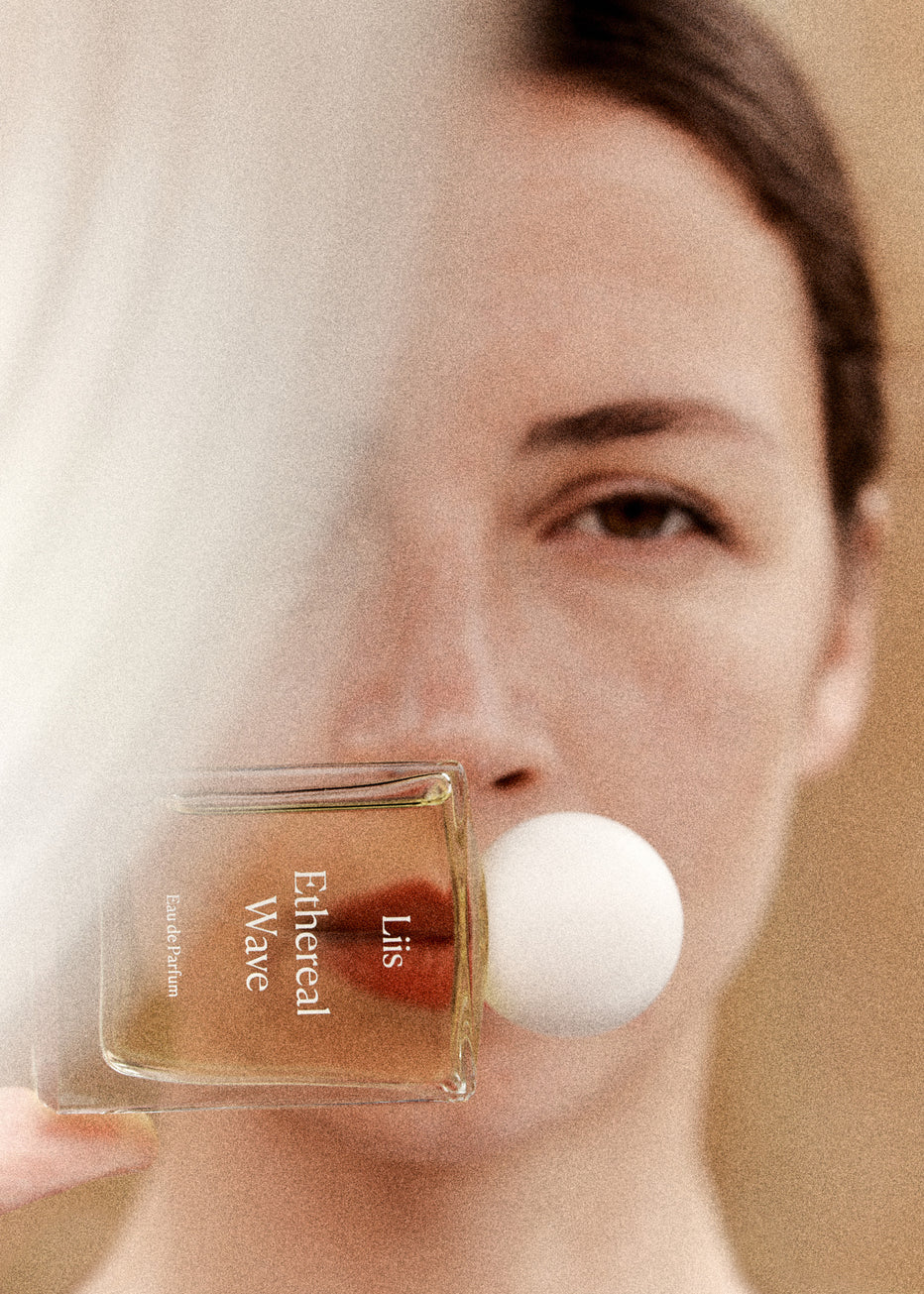 Liis Ethereal Wave Eau de Parfum in atmosphärischer Beauty-Aufnahme