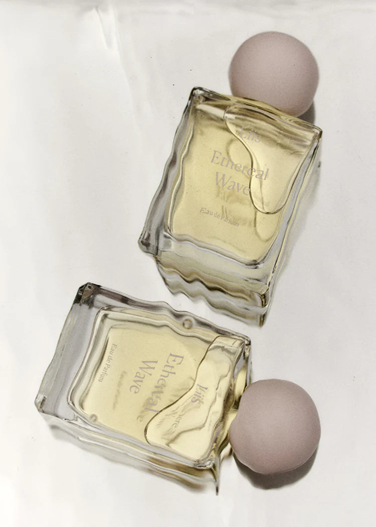 Liis Ethereal Wave Eau de Parfum Flakon mit Verschluss in Still-Life-Aufnahme