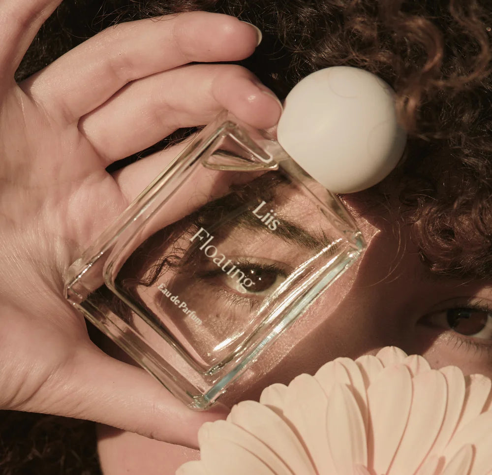 Liis Floating Eau de Parfum Flakon in der Hand gehalten