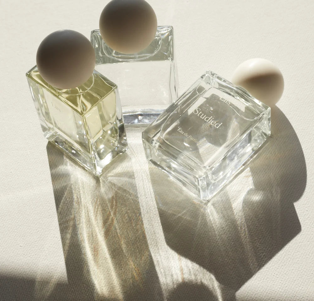 Liis Eau de Parfum Flakons im weichen Licht arrangiert