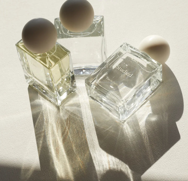 Liis Eau de Parfum Flakons im weichen Licht arrangiert