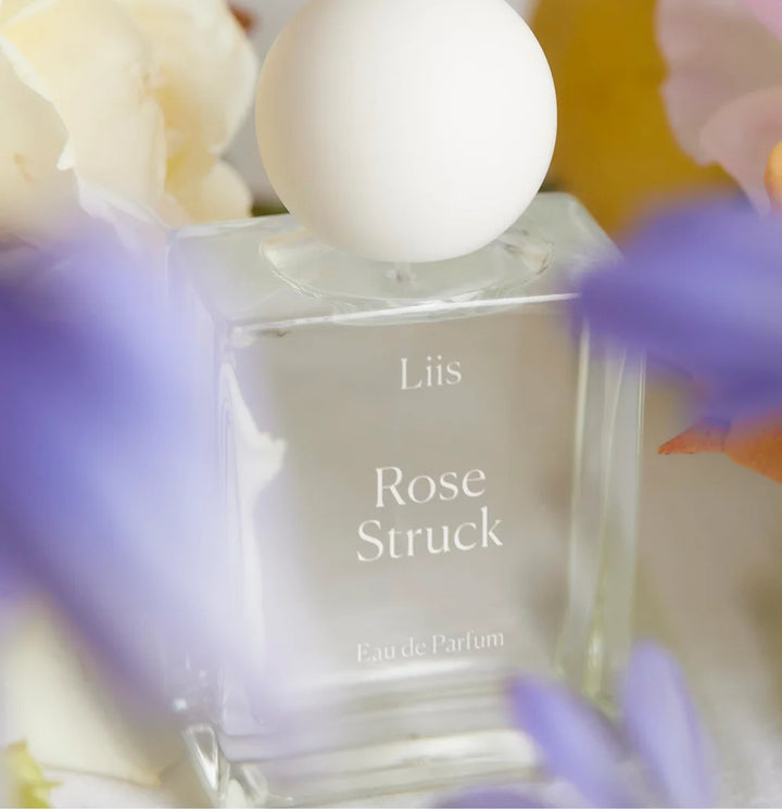 Liis Rose Struck Eau de Parfum in atmosphärischer Still-Life-Aufnahme