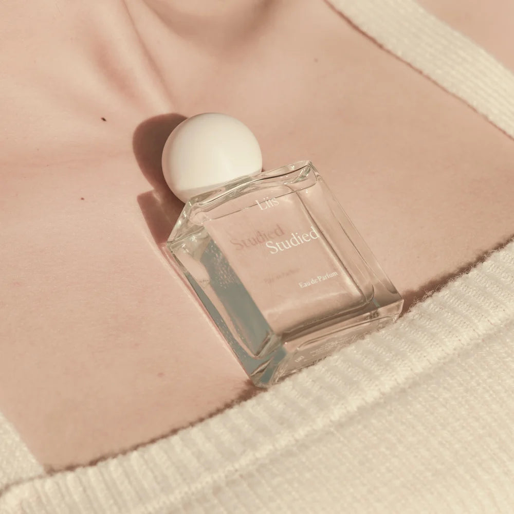 Liis Studied Eau de Parfum Flakon auf Dekollete inszeniert
