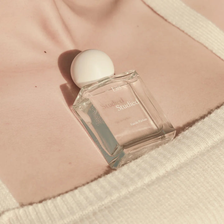 Liis Studied Eau de Parfum Flakon auf Dekollete inszeniert