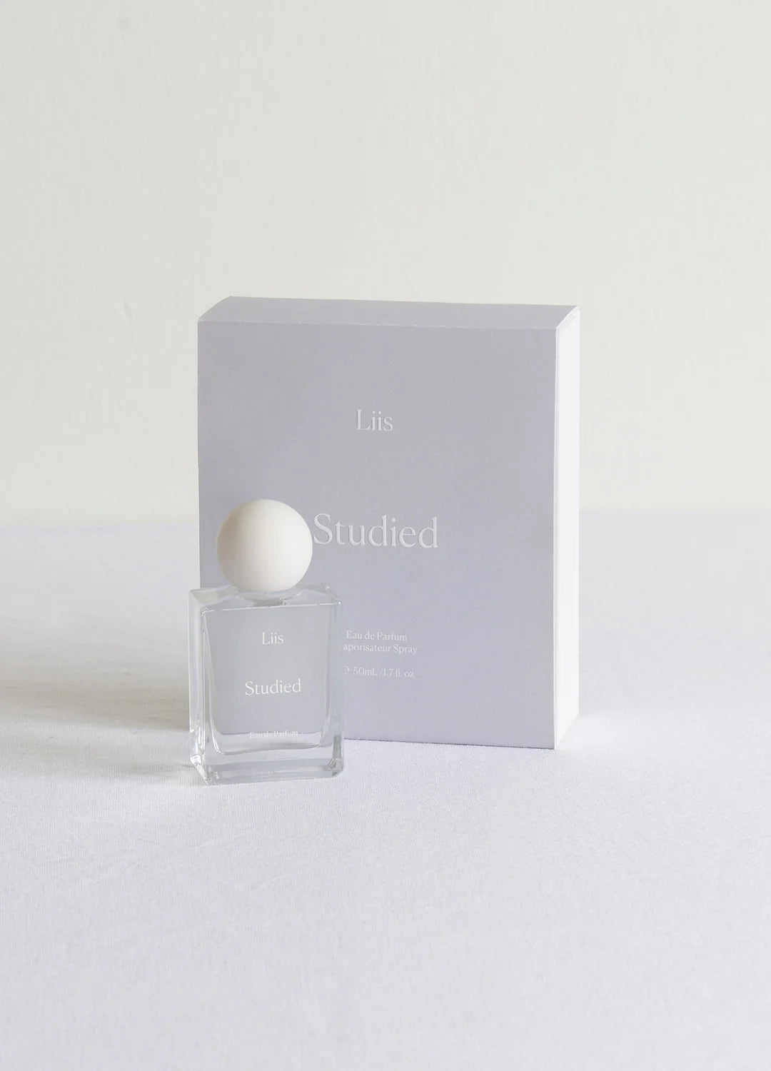 Liis Studied Eau de Parfum Flakon vor hellem Hintergrund