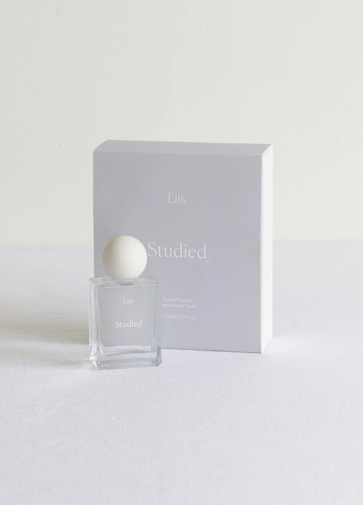 Liis Studied Eau de Parfum Flakon vor hellem Hintergrund
