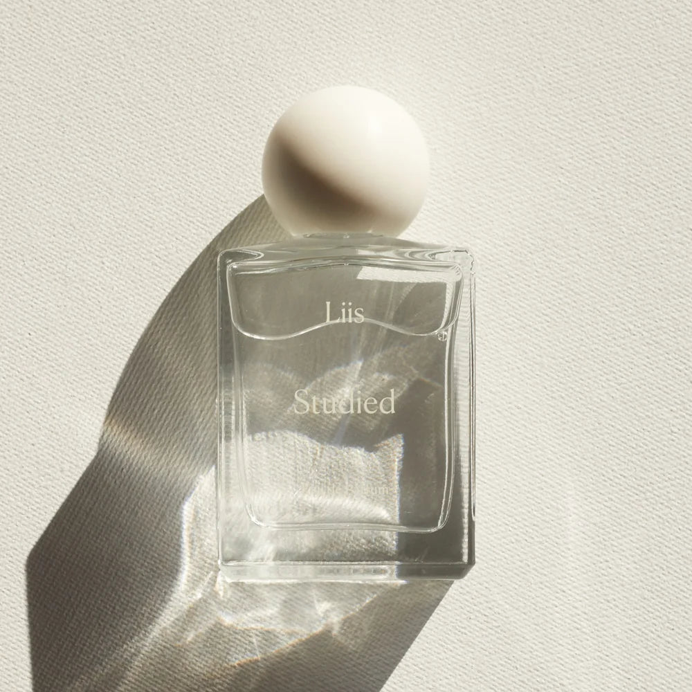 Liis Studied Eau de Parfum Flakon in Nahaufnahme