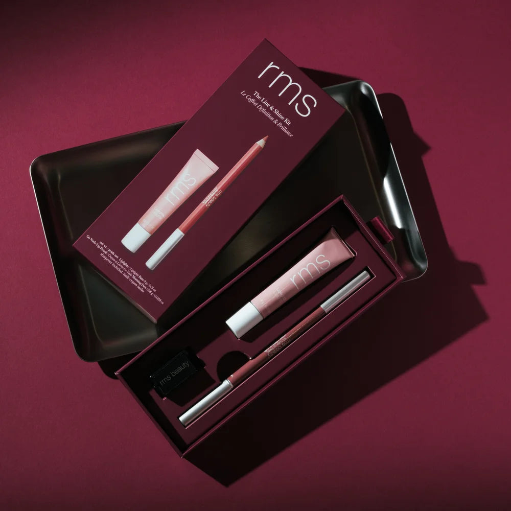 RMS Beauty The Line + Shine Kit mit Lipliner und Lipgloss auf dunkelrotem Hintergrund