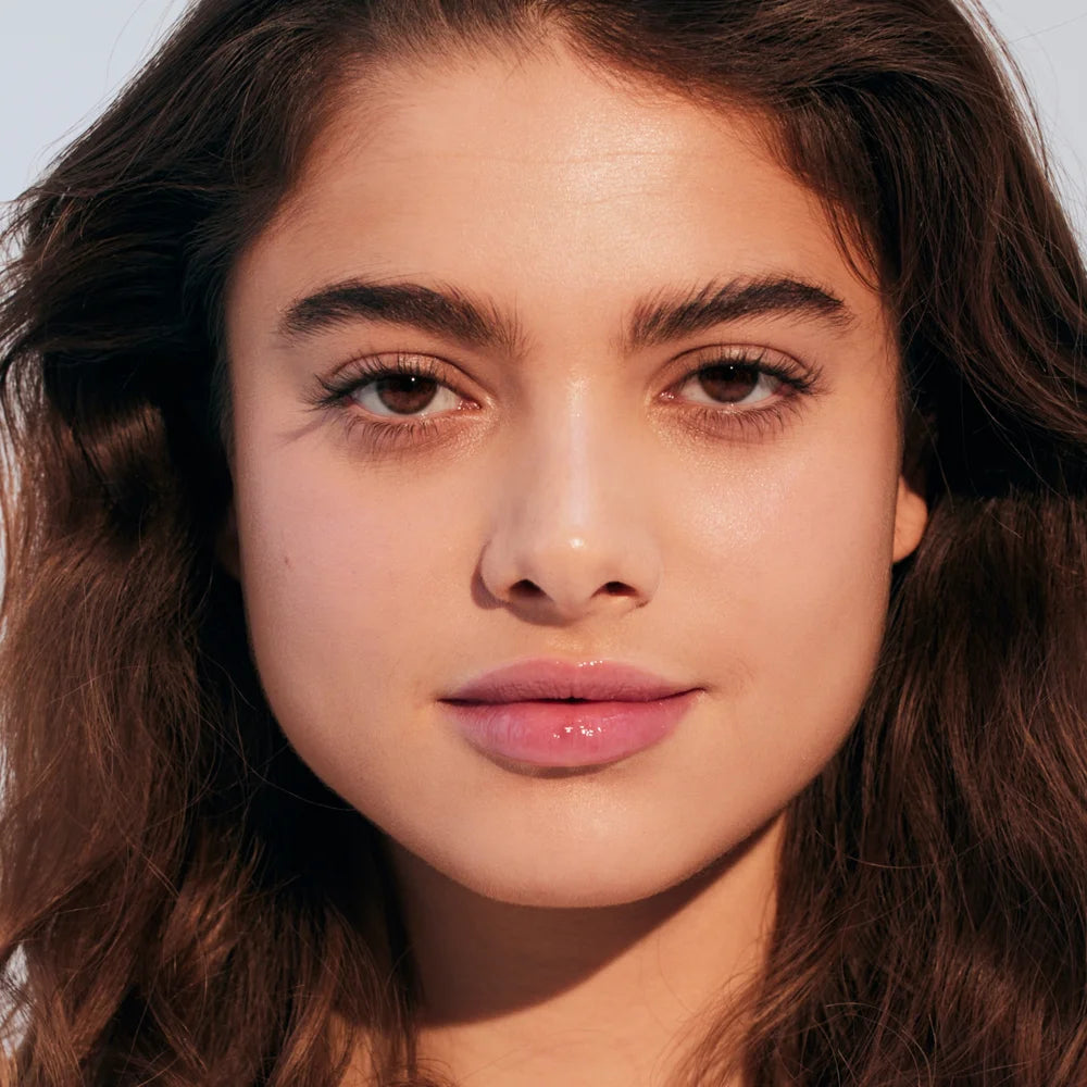 Model mit natürlich definierten rosa Lippen und glänzendem Finish von RMS Beauty