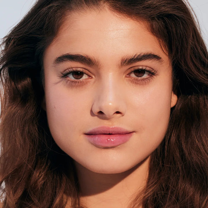 Model mit natürlich definierten rosa Lippen und glänzendem Finish von RMS Beauty
