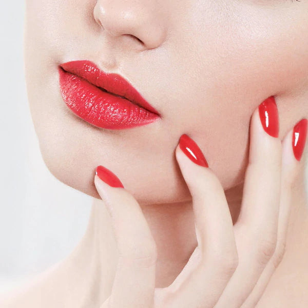 Lily Lolo Matita labbra naturale - Modello rosso rubino