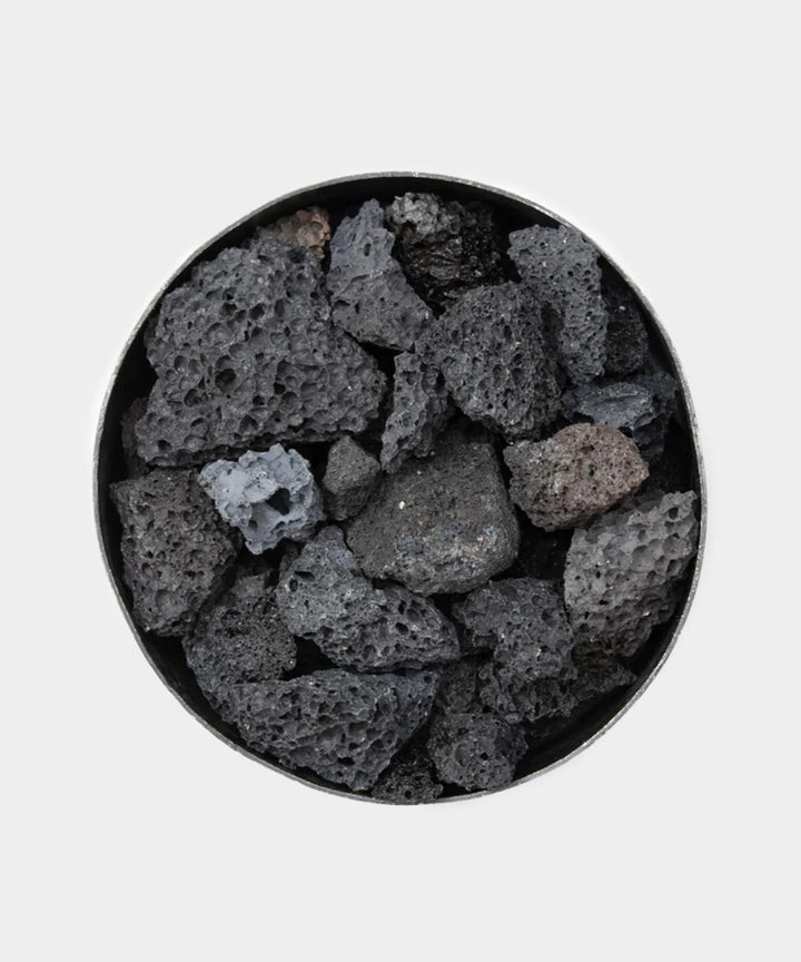 Geöffnetes Mad et Len Graphite Potpourri mit natürlichen schwarzen Lavasteinen